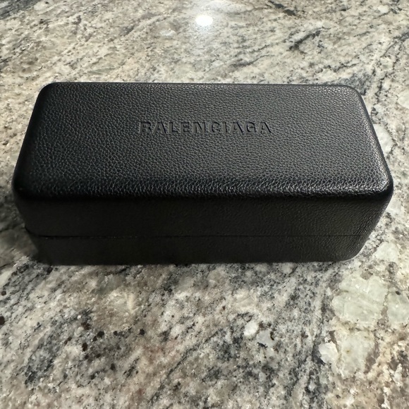 Balenciaga sunglasses with case and cleaning cloth. Like new - Picture 3 of 3